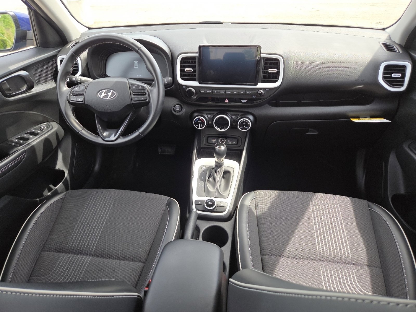 Used 2023 Hyundai Venue Limited FWD image 23