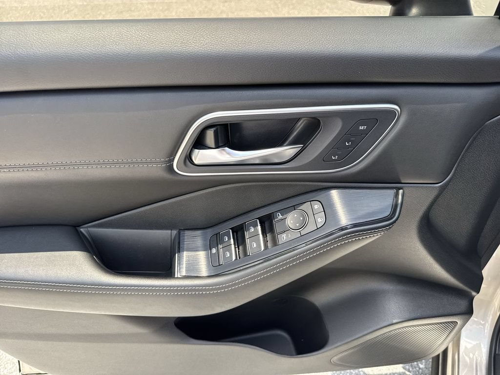 Used 2024 Nissan Rogue Platinum w/ Platinum Premium Package FWD image 40