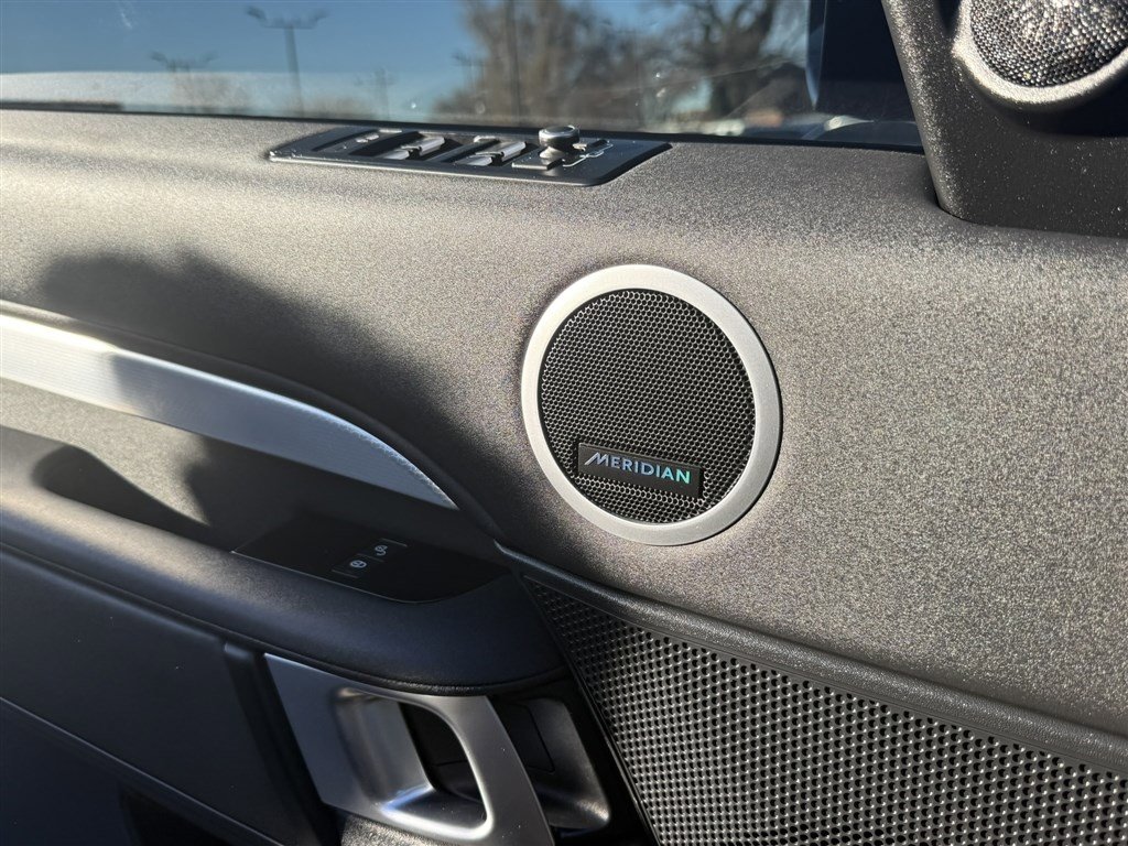 Used 2020 Land Rover Discovery Landmark image 29