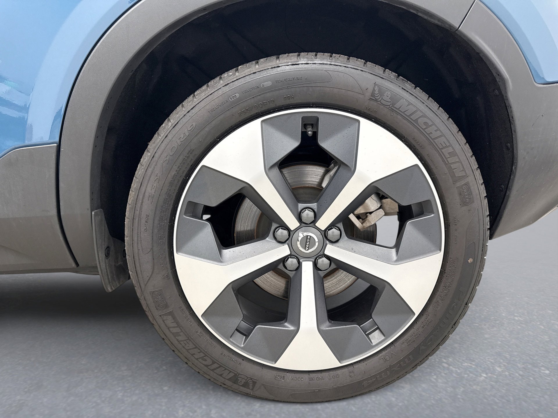 Used 2025 Volvo XC40 B5 Plus image 26