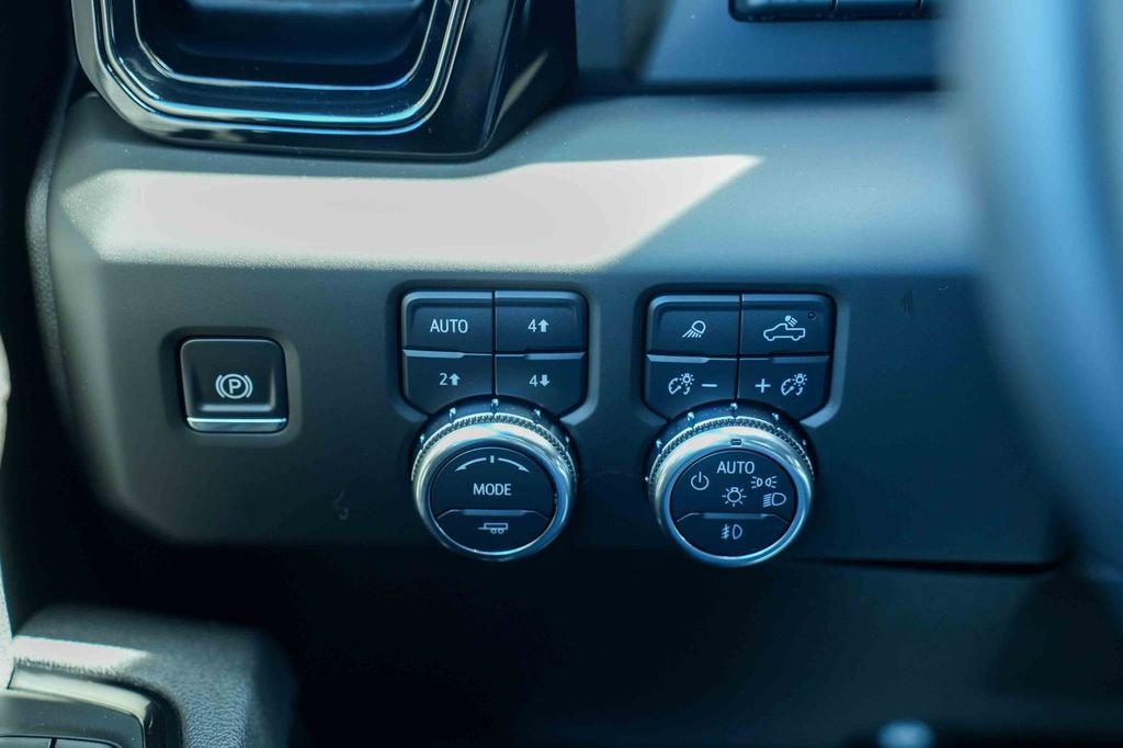 Used 2025 GMC Sierra 2500 AT4 w/ AT4 Premium Plus Package AWD/4WD image 27