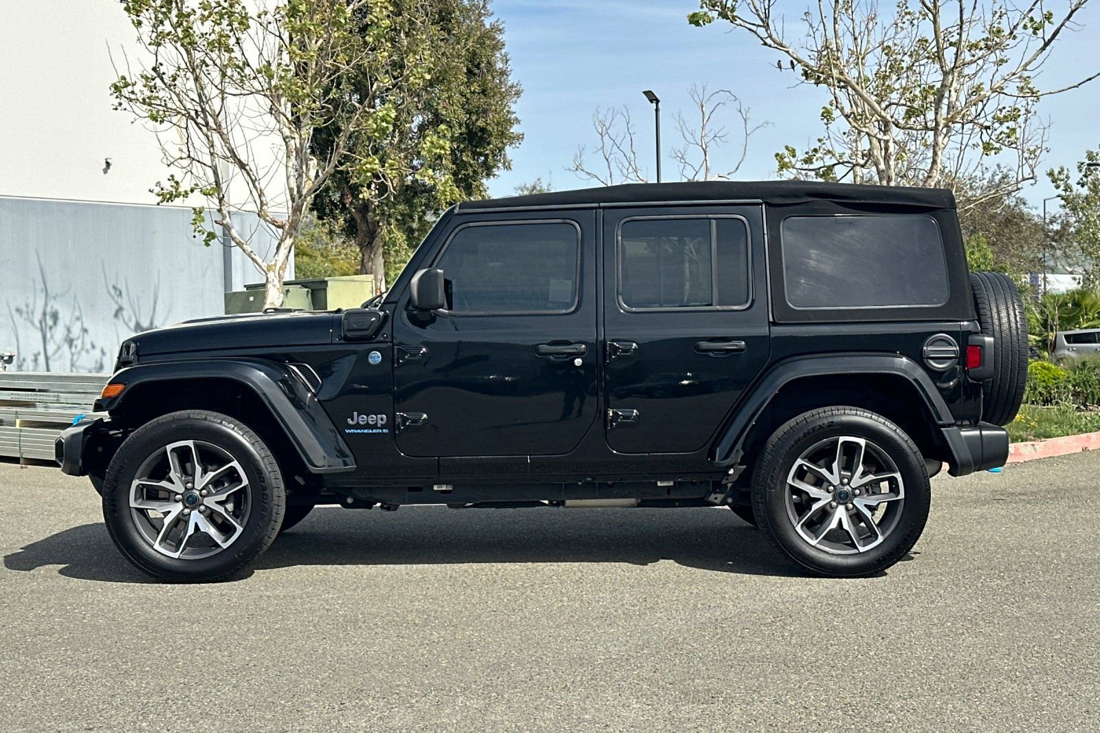 Used 2024 Jeep Wrangler Unlimited AWD/4WD image 7