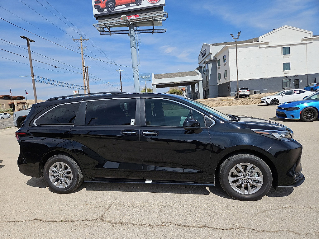 Certified 2026 Toyota Sienna XLE image 5