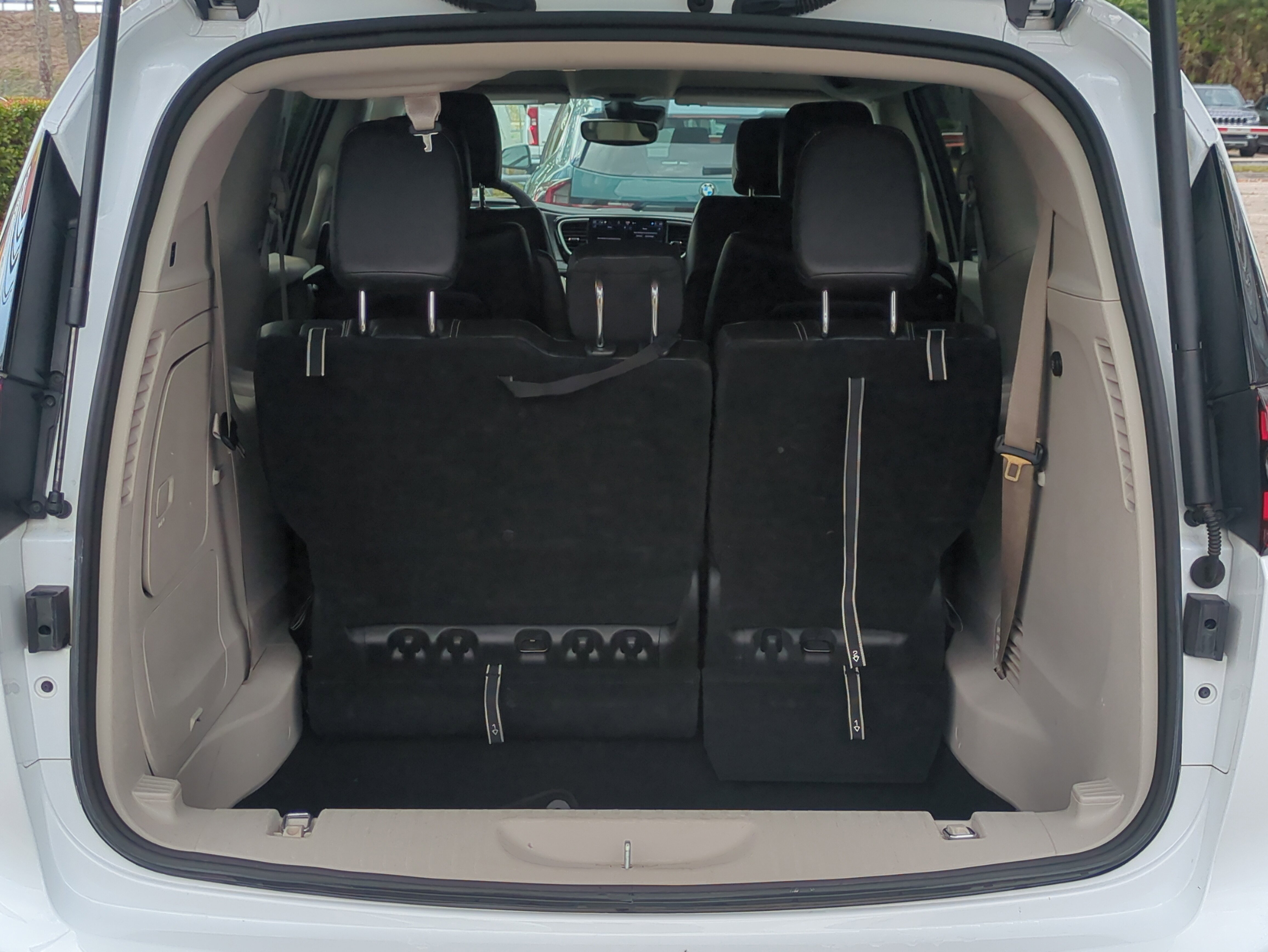 Certified 2024 Chrysler Pacifica Select image 13