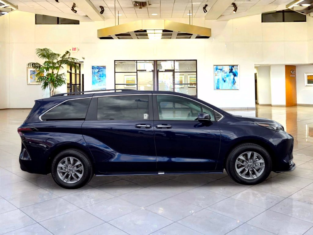 Used 2025 Toyota Sienna XLE FWD image 4