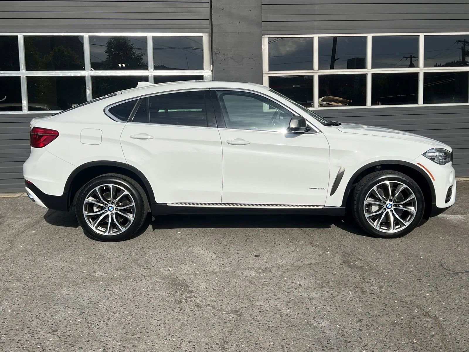 Used 2016 BMW X6 xDrive50i w/ Executive Package image 7