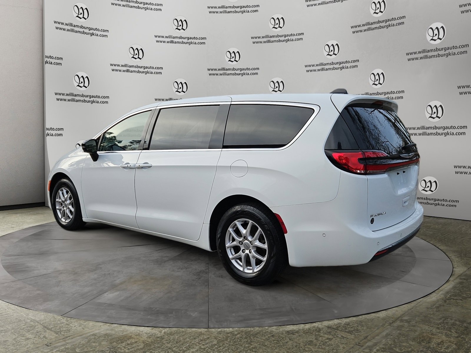 Used 2024 Chrysler Pacifica Touring-L image 3