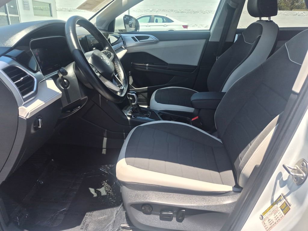 Used 2025 Volkswagen Taos SE FWD image 13