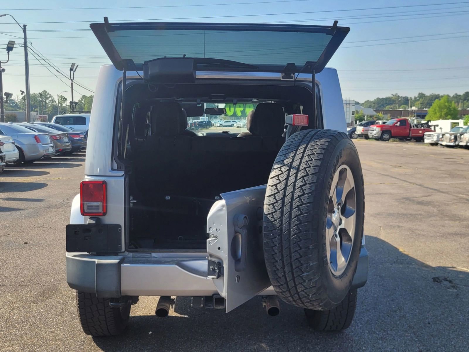 Used 2018 Jeep Wrangler Unlimited Sahara w/ Max Tow Package image 9
