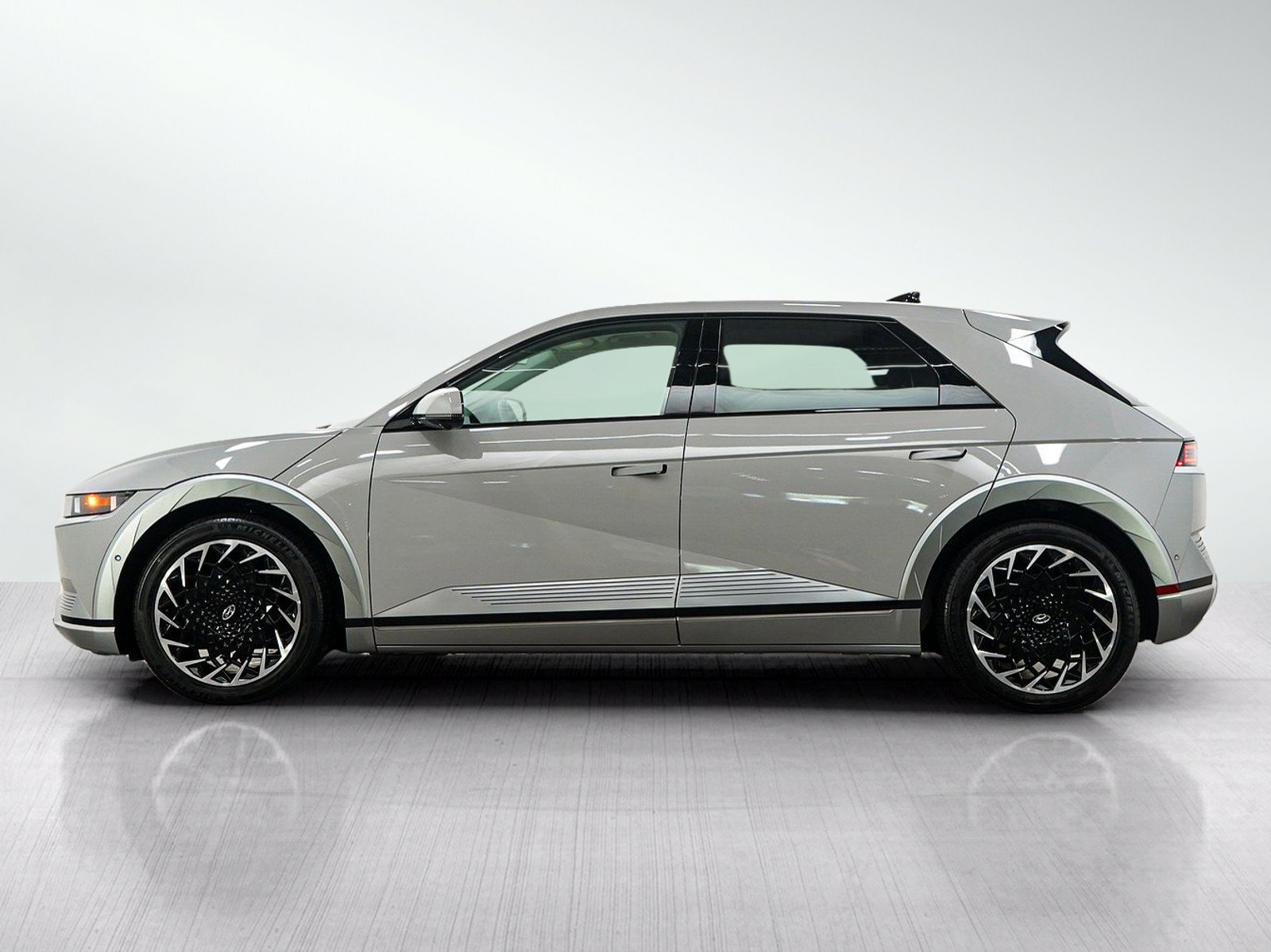 Used 2023 Hyundai Ioniq 5 Limited AWD/4WD image 2