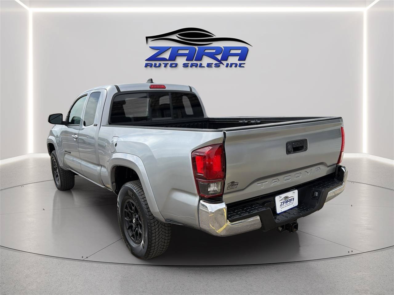Used 2020 Toyota Tacoma SR5 w/ Blackout Package AWD/4WD image 5