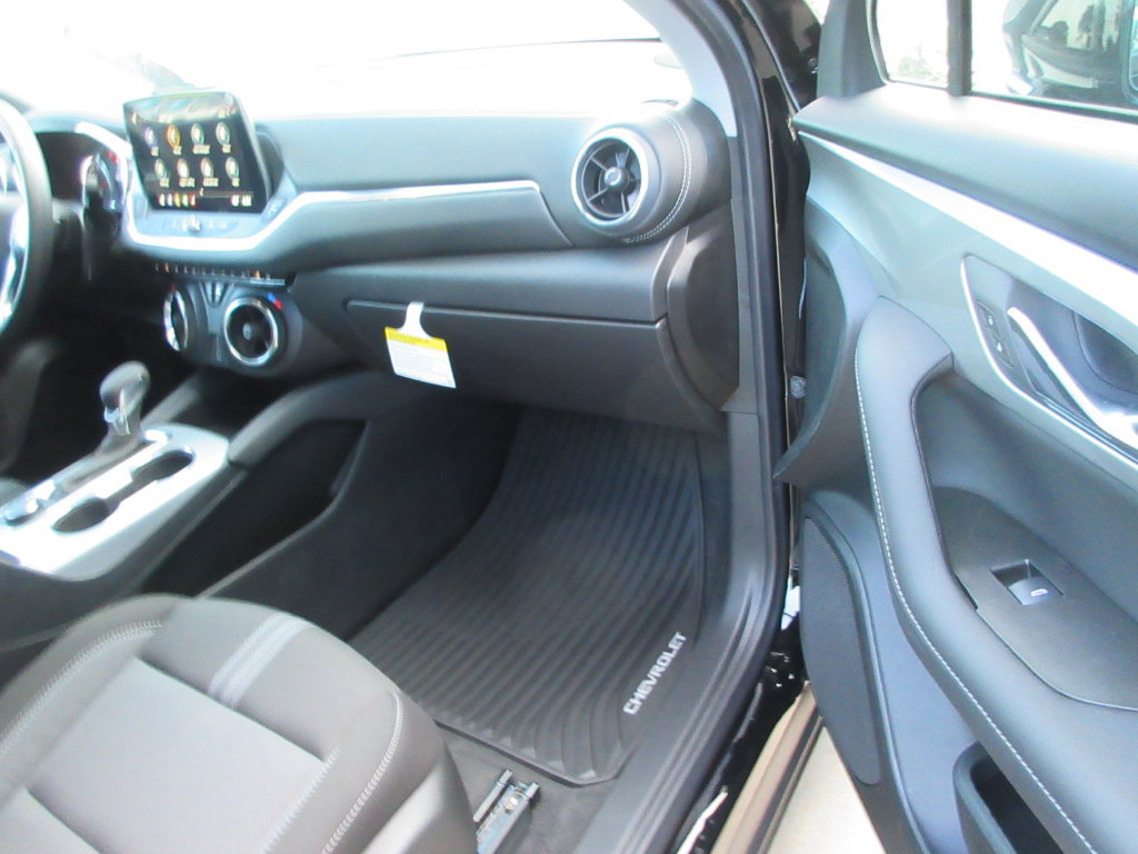 New 2026 Chevrolet Blazer LT w/ LPO, Black Grille Bar Package FWD image 17