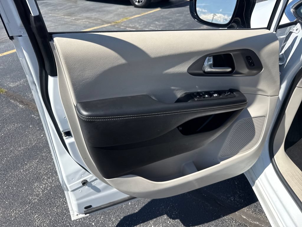 Used 2024 Chrysler Pacifica Limited FWD image 30