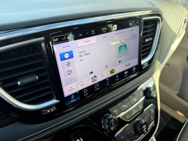 Used 2023 Chrysler Pacifica Limited w/ Uconnect Theater Family Group FWD image 31