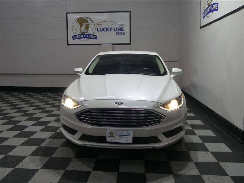 Used 2017 Ford Fusion SE w/ Fusion SE Technology Package image 2