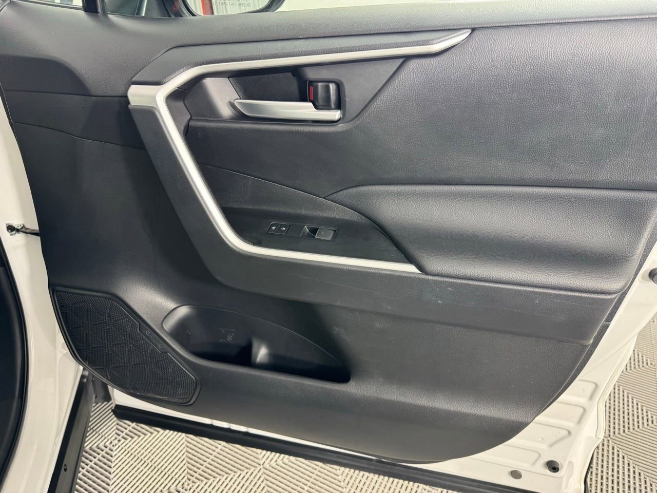 Used 2025 Toyota RAV4 XLE AWD/4WD image 29