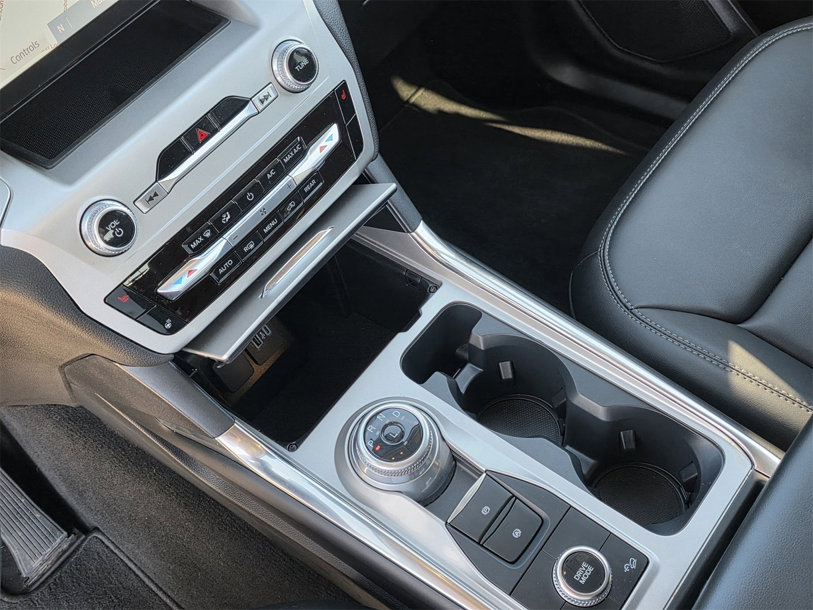 Used 2022 Ford Explorer XLT w/ Equipment Group 202A image 15