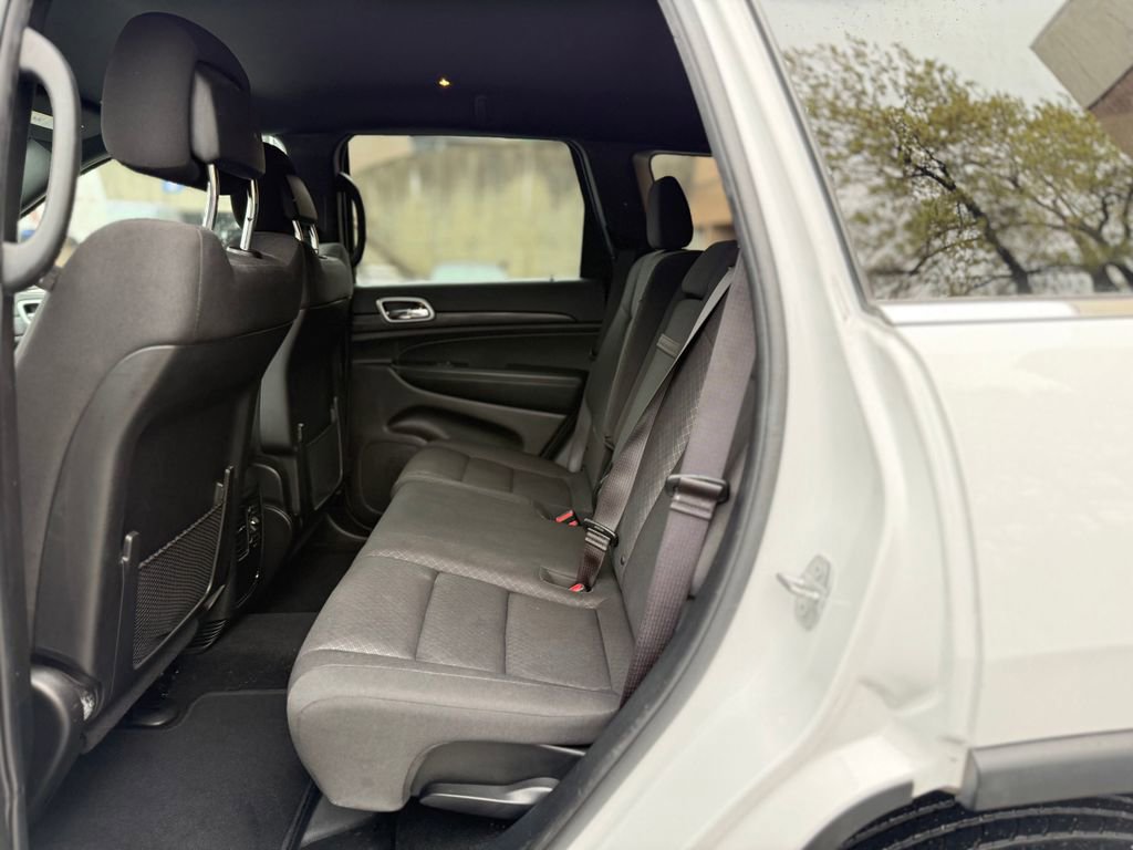 Used 2020 Jeep Grand Cherokee Laredo AWD/4WD image 17