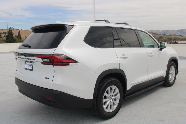 New 2026 Toyota Grand Highlander XLE FWD image 3