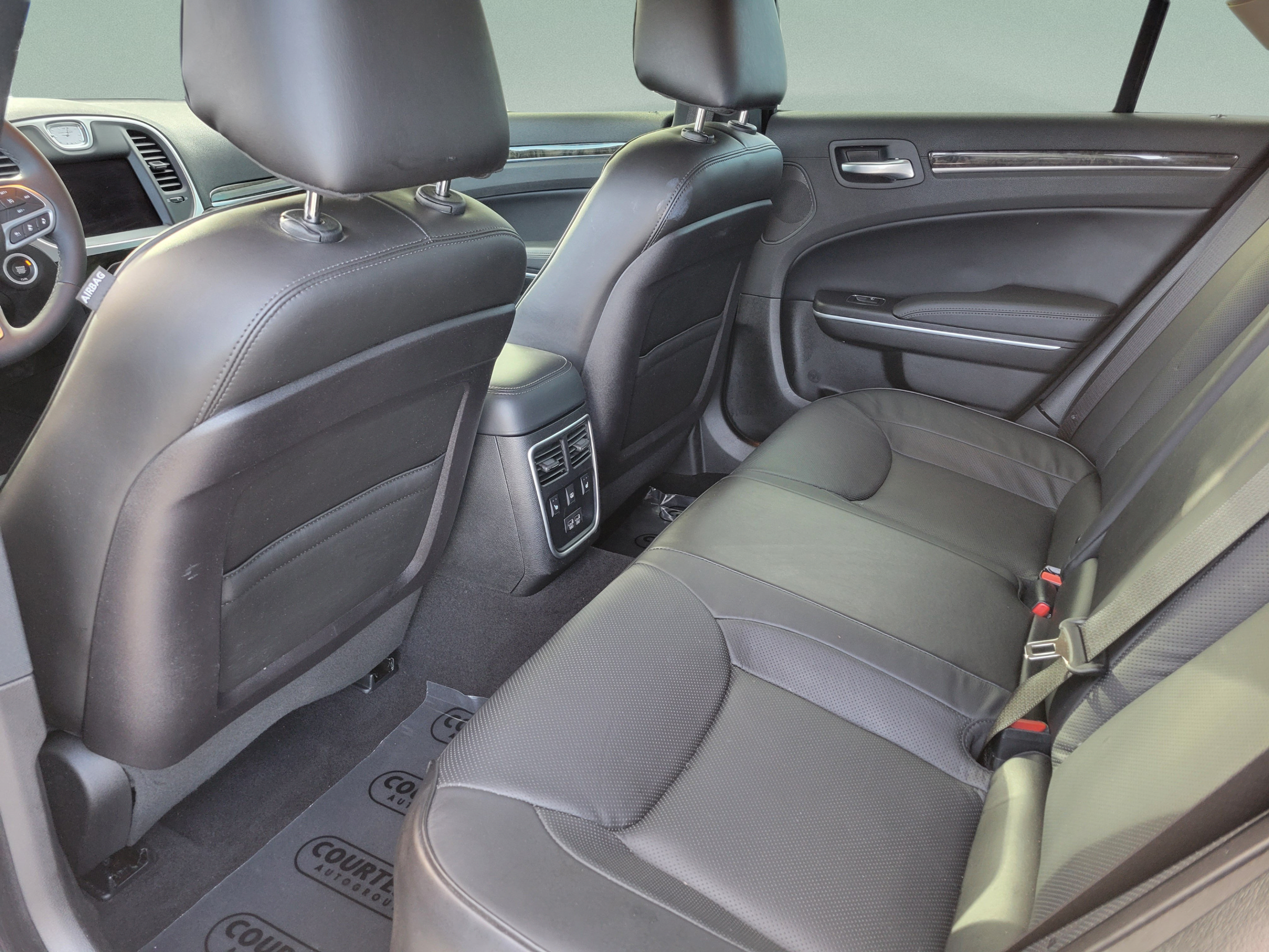 Used 2023 Chrysler 300 Touring L w/ Popular Equipment Group RWD image 8
