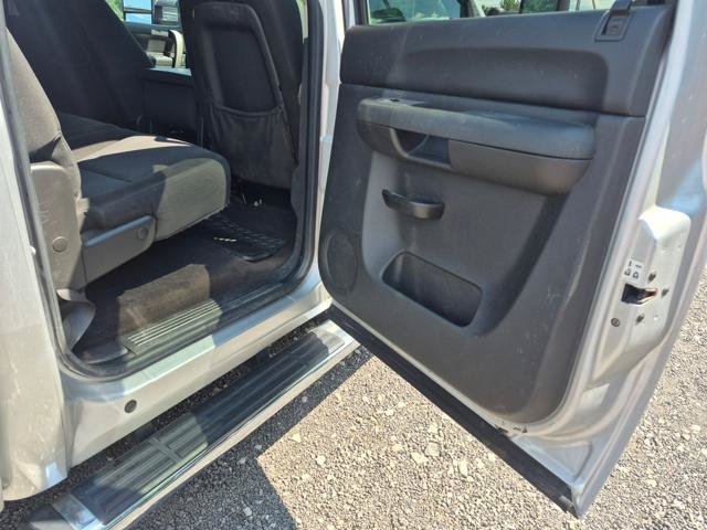 Used 2010 Chevrolet Silverado 2500 LT w/ Interior Plus Package AWD/4WD image 8