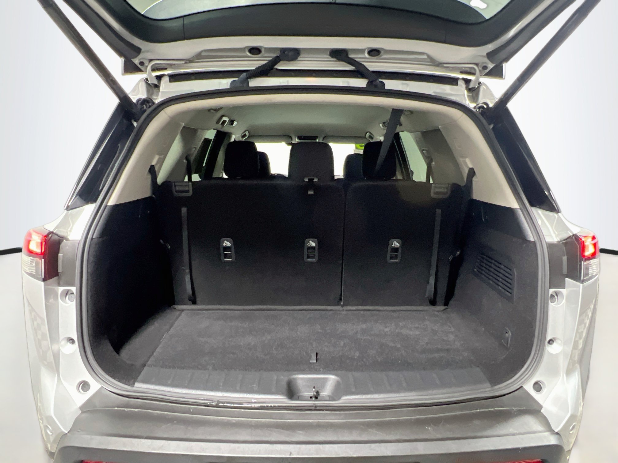 Used 2025 Nissan Pathfinder SV FWD image 34