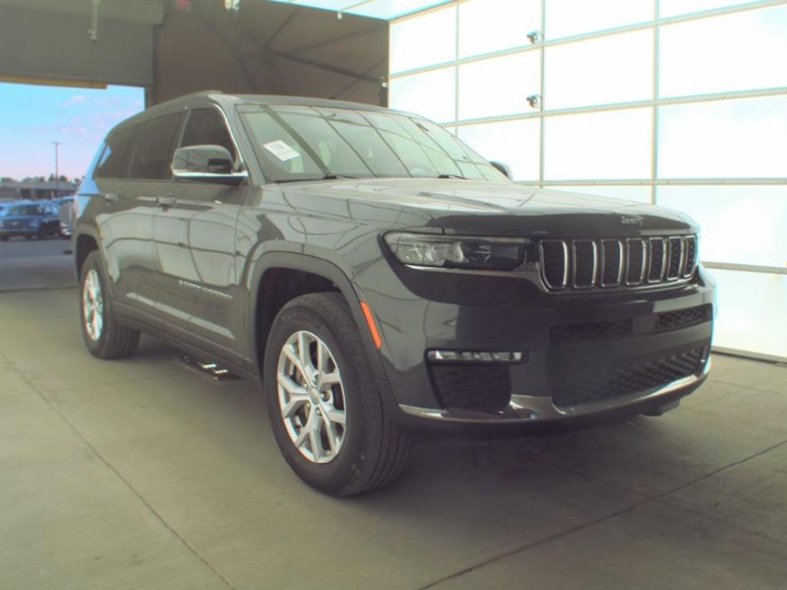 Used 2021 Jeep Grand Cherokee L Limited AWD/4WD image 4