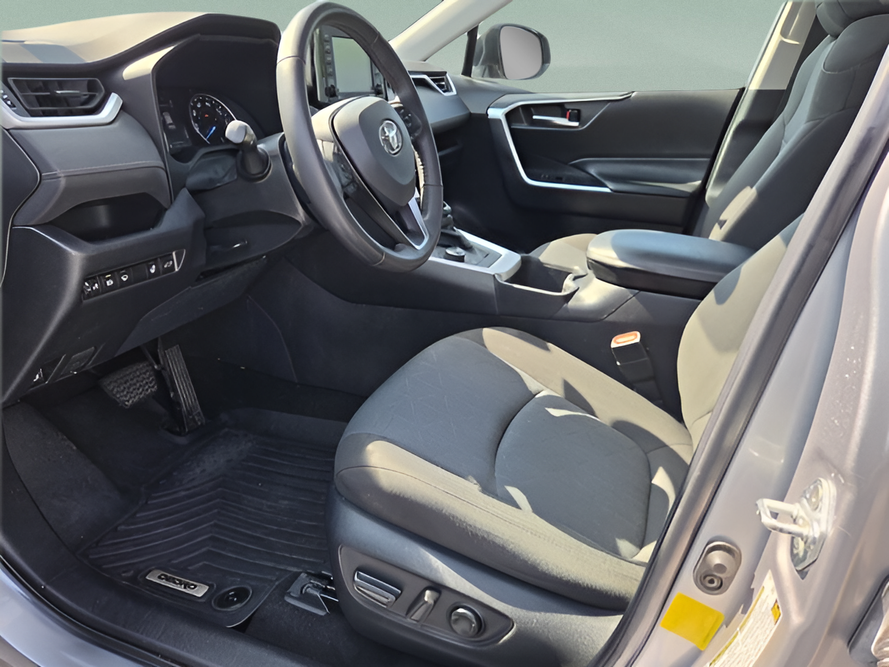 Used 2022 Toyota RAV4 XLE w/ Convenience Package AWD/4WD image 10