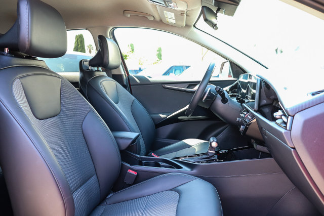 Certified 2025 Kia Niro EX FWD image 17