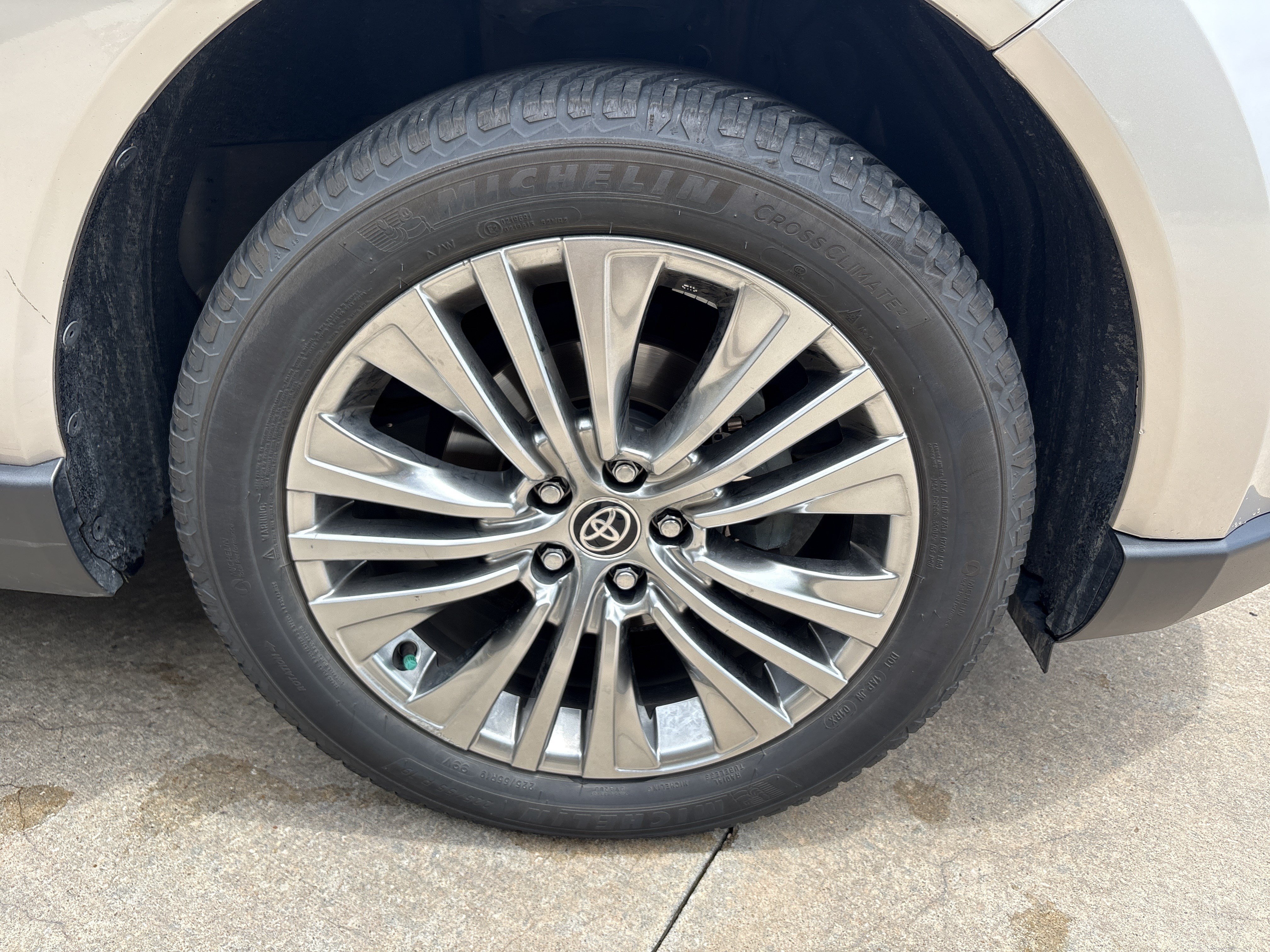 Used 2021 Toyota Venza Limited w/ Carpet Mat Package (TMS) AWD/4WD image 13
