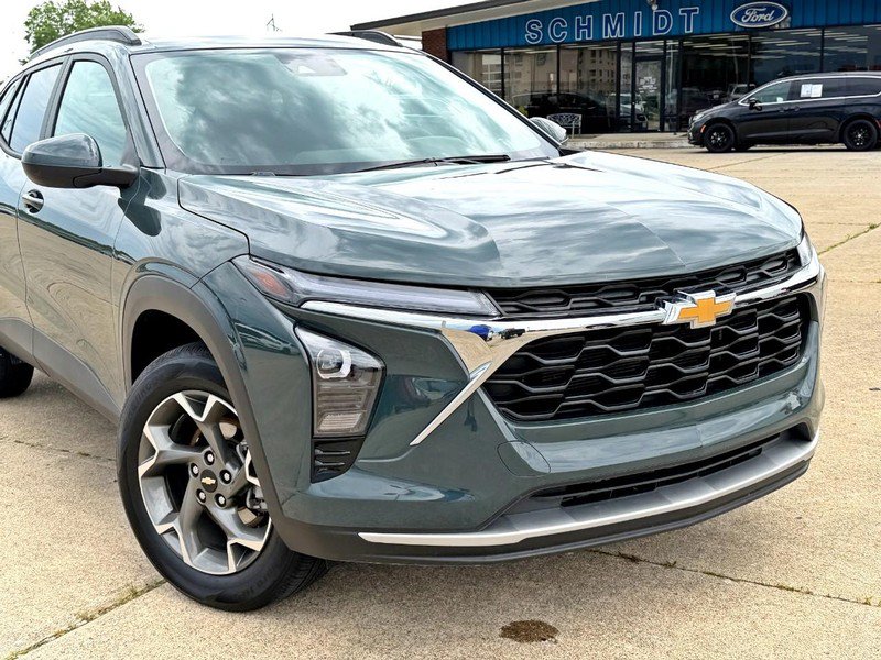 Used 2025 Chevrolet Trax LT FWD image 8