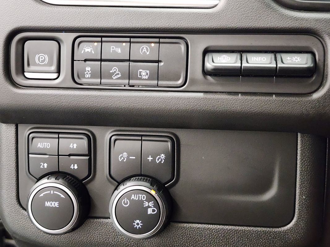 Used 2023 Chevrolet Suburban High Country image 31