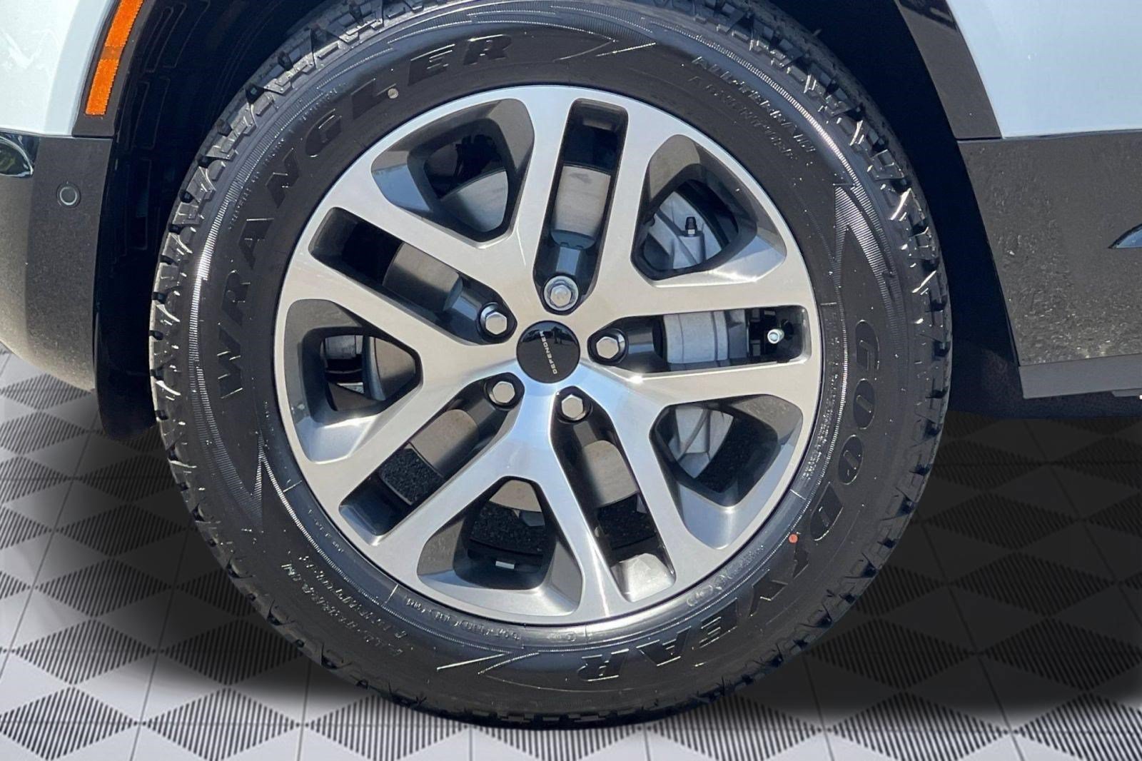 New 2026 Land Rover Defender 130 X-Dynamic SE AWD/4WD image 10