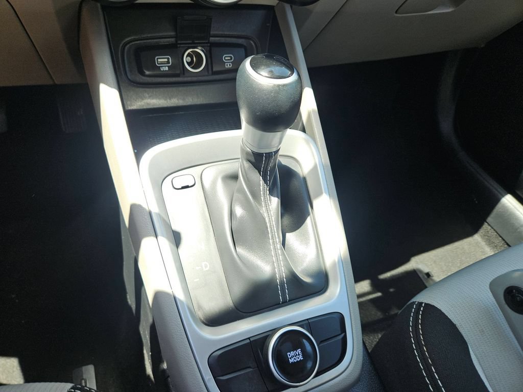 Used 2025 Hyundai Venue SEL FWD image 30