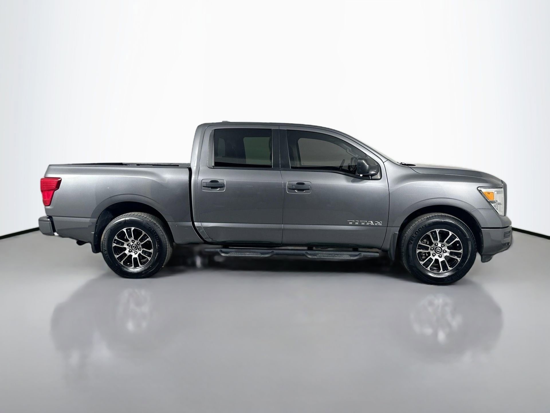 Used 2022 Nissan Titan SV w/ SV Convenience Package image 5