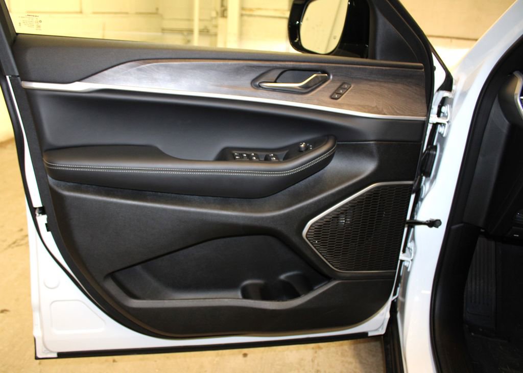 New 2025 Jeep Grand Cherokee L Limited w/ Black Appearance Package image 25