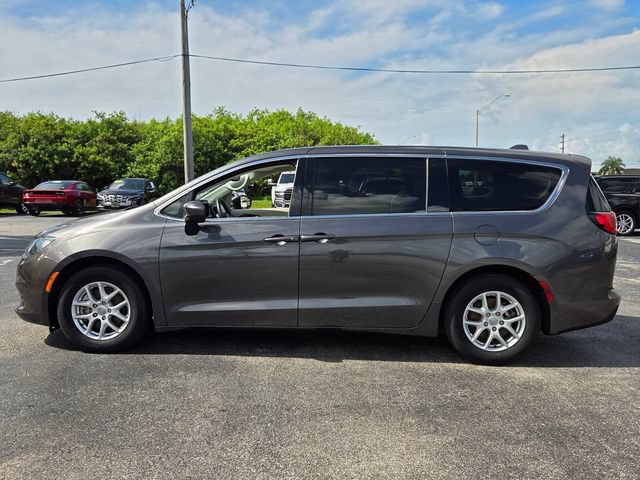 Used 2017 Chrysler Pacifica Touring FWD image 4