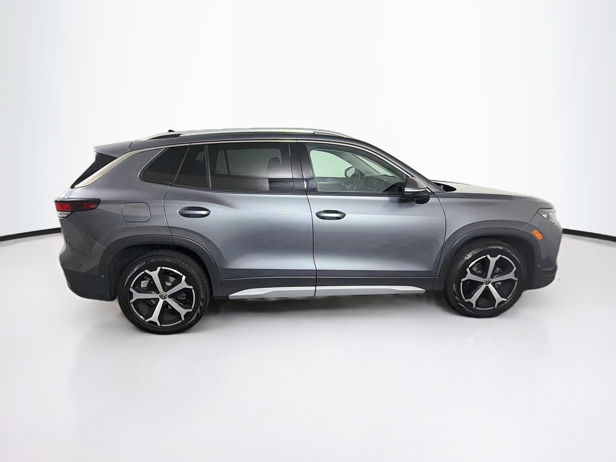 Used 2025 Volkswagen Tiguan SE FWD image 10