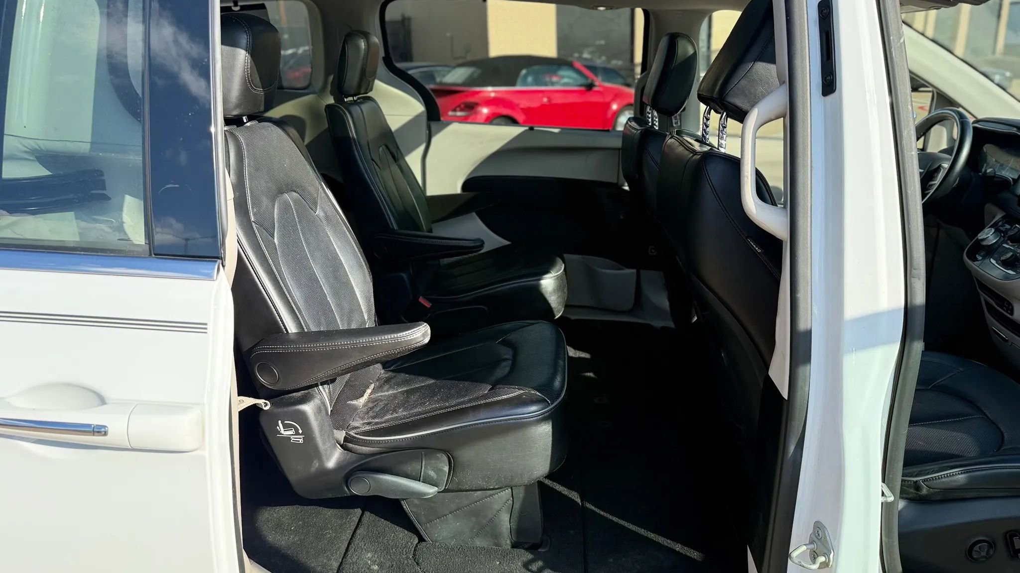 Used 2018 Chrysler Pacifica Limited image 13