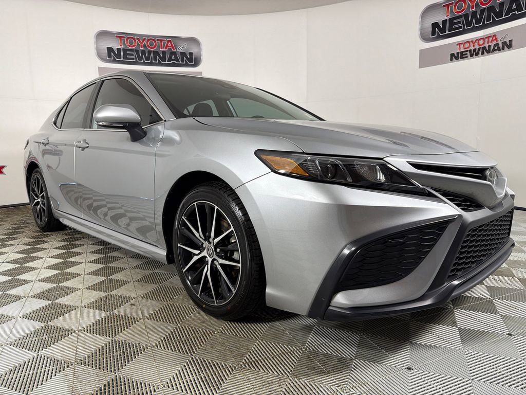 Used 2023 Toyota Camry SE image 1