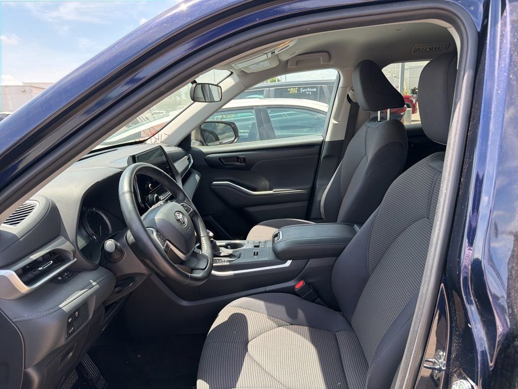 Used 2025 Toyota Highlander LE FWD image 2