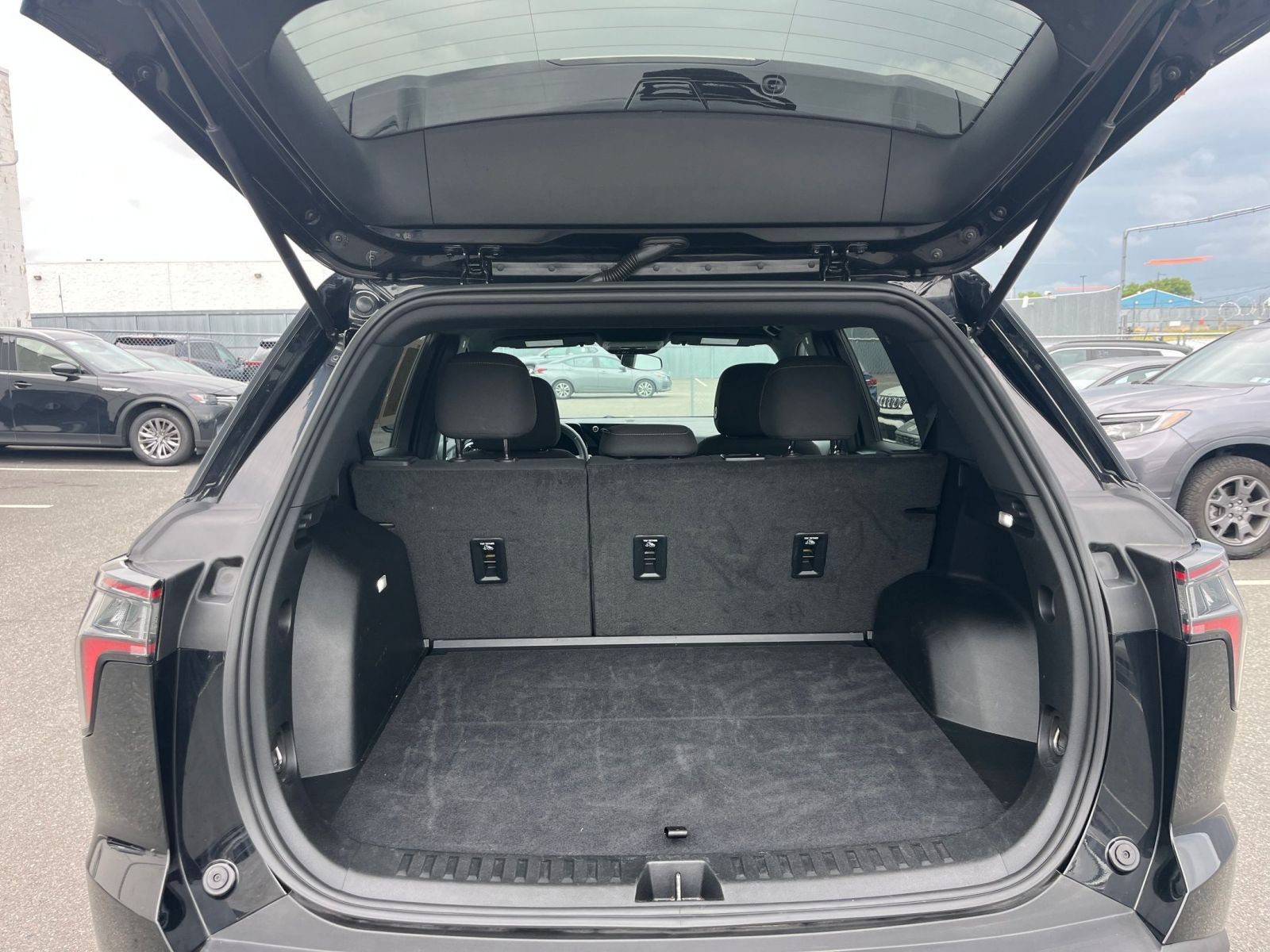 Used 2025 Chevrolet Equinox LT FWD image 31