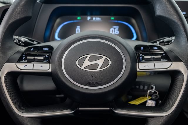 Certified 2025 Hyundai Elantra SE FWD image 12