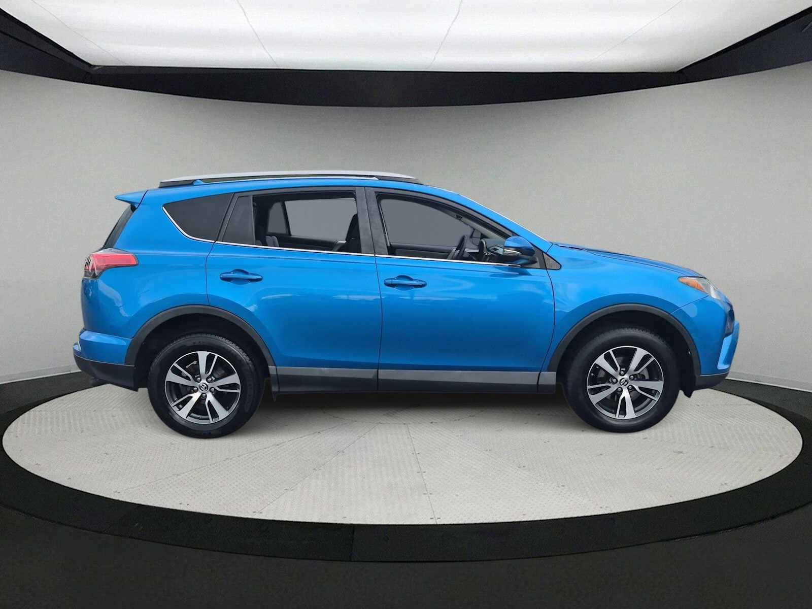Used 2018 Toyota RAV4 XLE w/ Plus Extra Value Package FWD image 9
