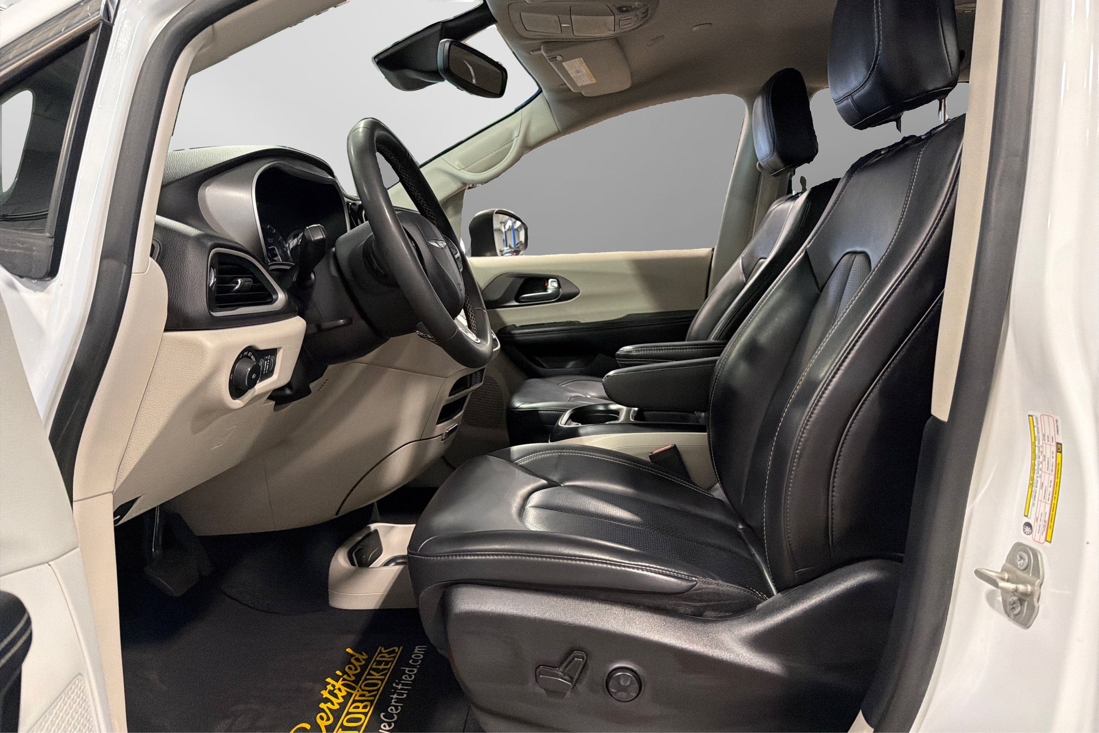 Used 2023 Chrysler Pacifica Touring-L FWD image 18