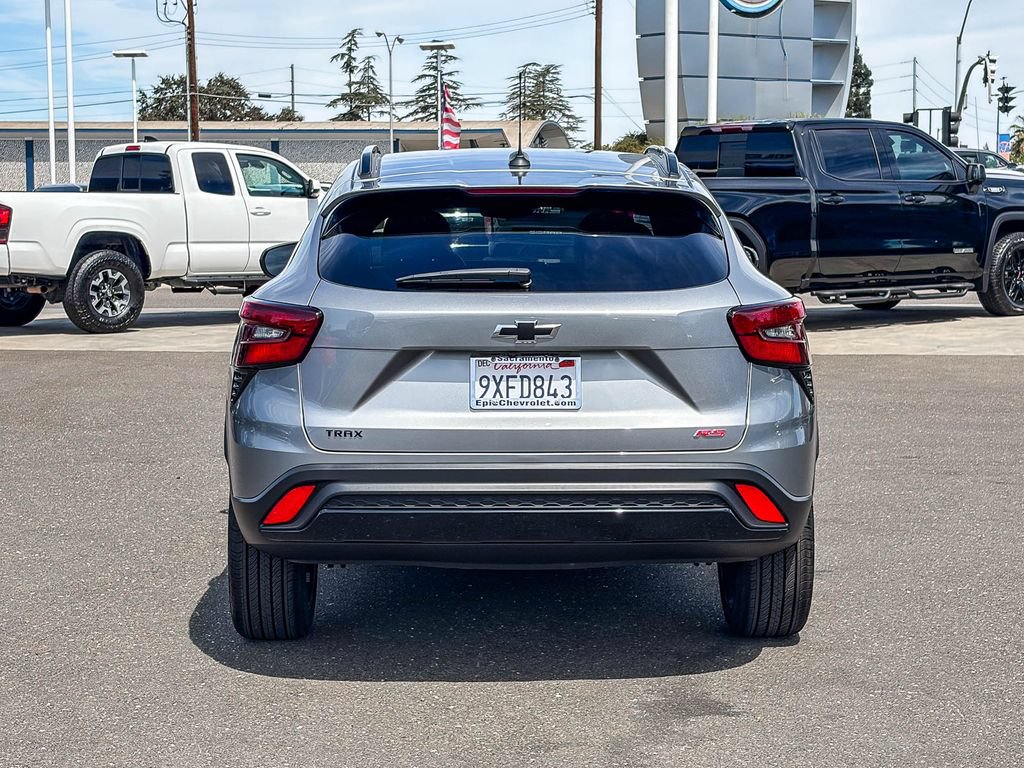 Used 2026 Chevrolet Trax RS FWD image 3