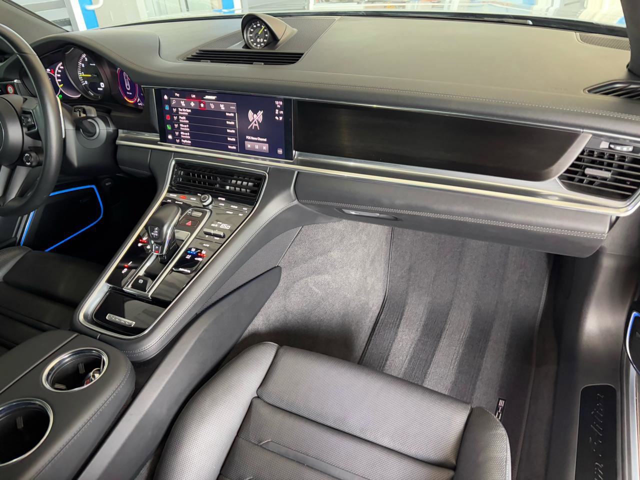 Used 2022 Porsche Panamera 4 Platinum Edition image 24