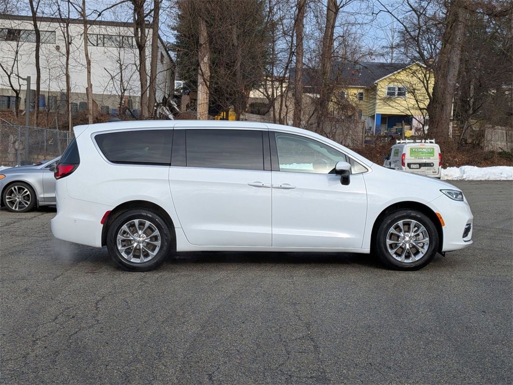 Certified 2023 Chrysler Pacifica Touring-L image 2