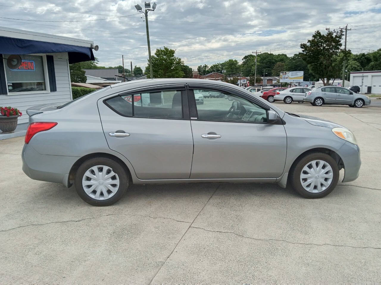 Used 2014 Nissan Versa SV FWD image 4