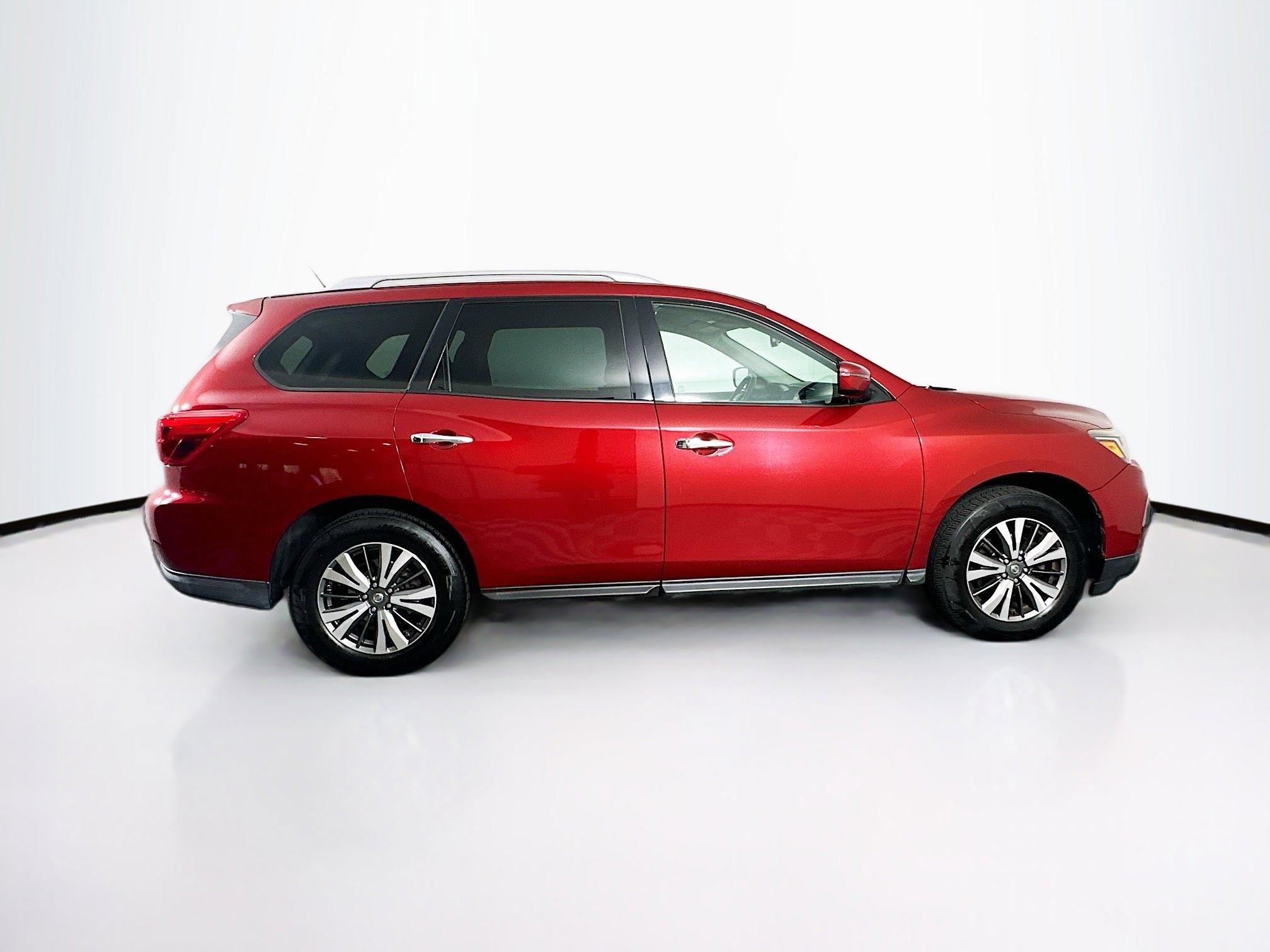 Used 2017 Nissan Pathfinder SV image 10